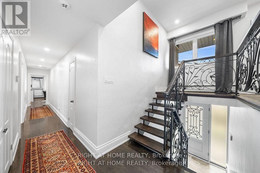 












40 HEATHVIEW AVENUE

,
Toronto (Bayview Village),




Ontario
M2K2C1

