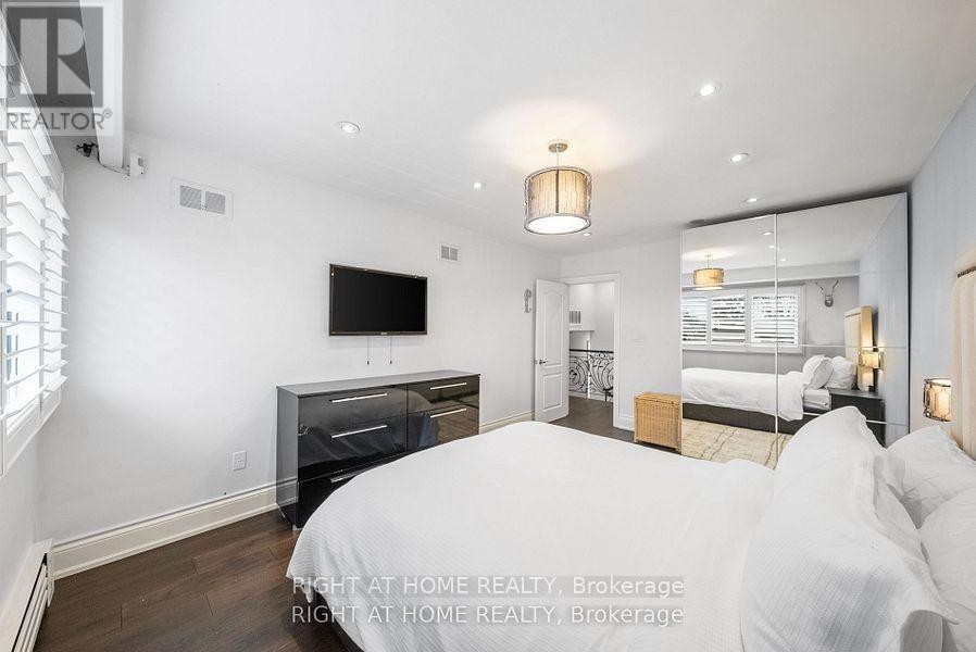 












40 HEATHVIEW AVENUE

,
Toronto (Bayview Village),




Ontario
M2K2C1

