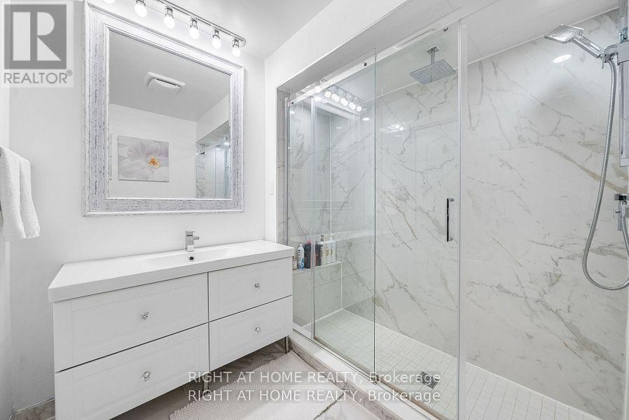 












40 HEATHVIEW AVENUE

,
Toronto (Bayview Village),




Ontario
M2K2C1

