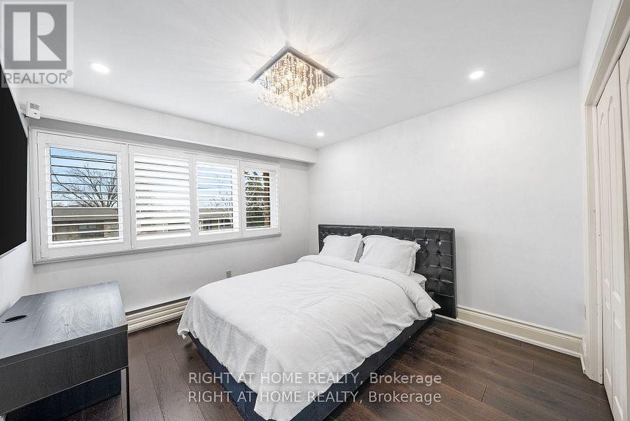 












40 HEATHVIEW AVENUE

,
Toronto (Bayview Village),




Ontario
M2K2C1

