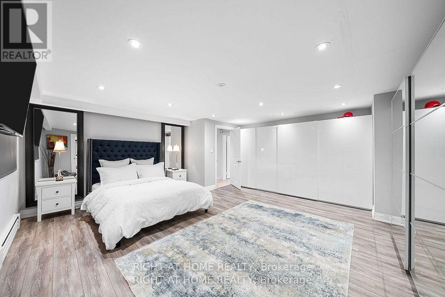 












40 HEATHVIEW AVENUE

,
Toronto (Bayview Village),




Ontario
M2K2C1

