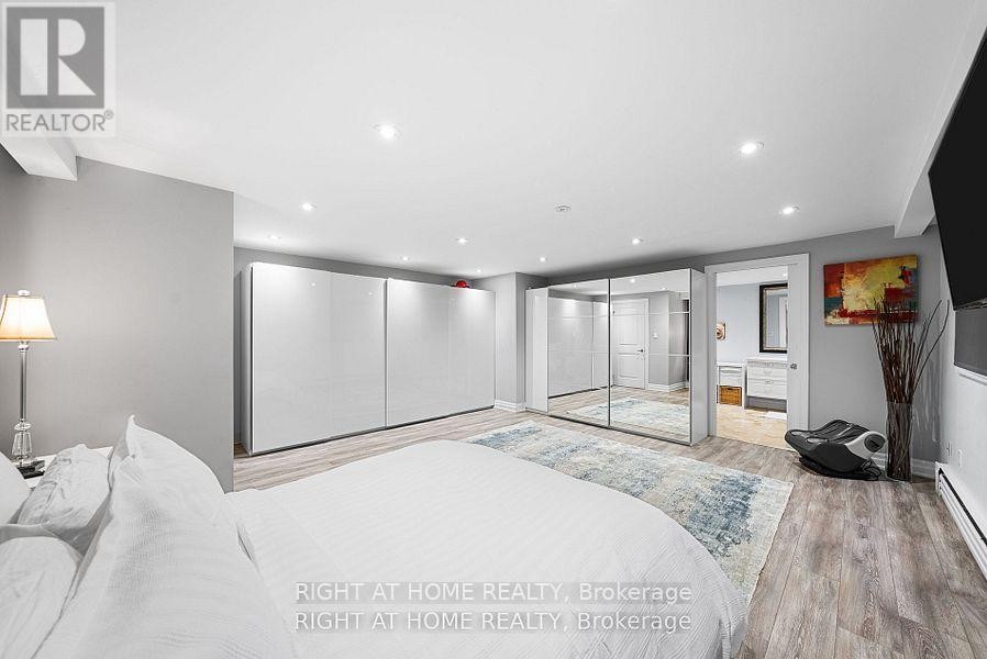 












40 HEATHVIEW AVENUE

,
Toronto (Bayview Village),




Ontario
M2K2C1

