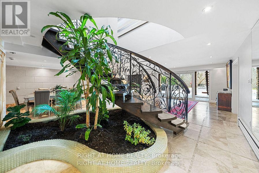 












40 HEATHVIEW AVENUE

,
Toronto (Bayview Village),




Ontario
M2K2C1

