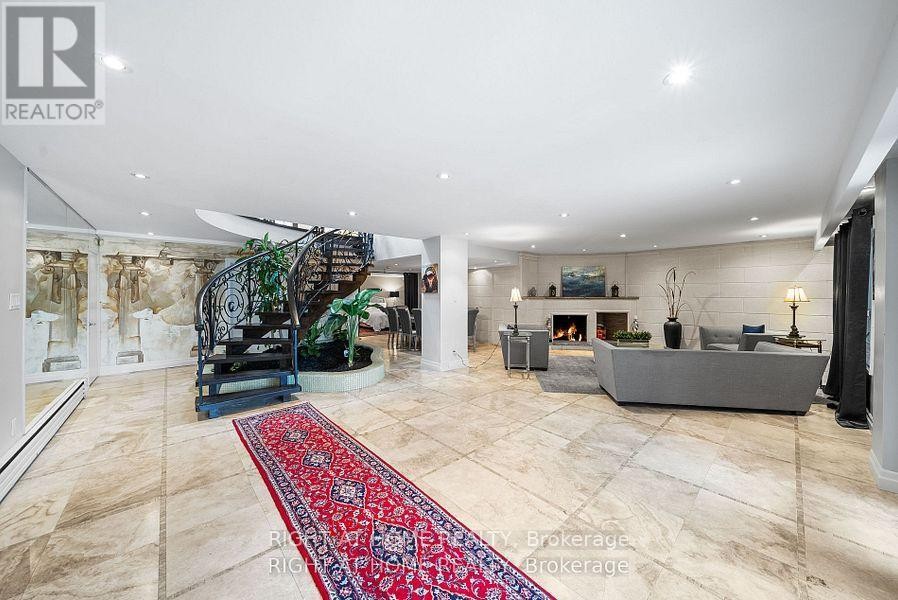 












40 HEATHVIEW AVENUE

,
Toronto (Bayview Village),




Ontario
M2K2C1

