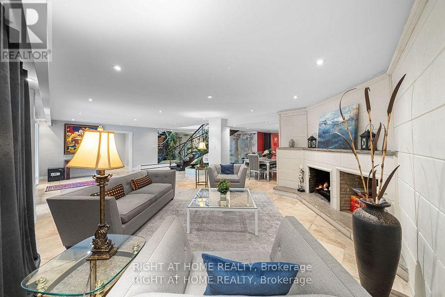 












40 HEATHVIEW AVENUE

,
Toronto (Bayview Village),




Ontario
M2K2C1

