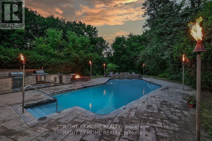 












40 HEATHVIEW AVENUE

,
Toronto (Bayview Village),




Ontario
M2K2C1

