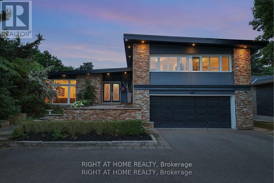 












40 HEATHVIEW AVENUE

,
Toronto (Bayview Village),




Ontario
M2K2C1

