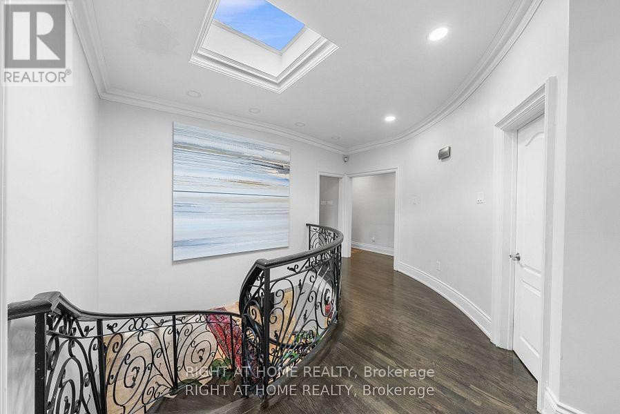 












40 HEATHVIEW AVENUE

,
Toronto (Bayview Village),




Ontario
M2K2C1

