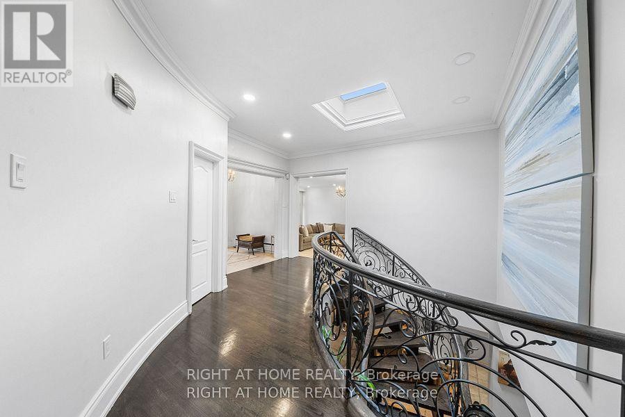 












40 HEATHVIEW AVENUE

,
Toronto (Bayview Village),




Ontario
M2K2C1

