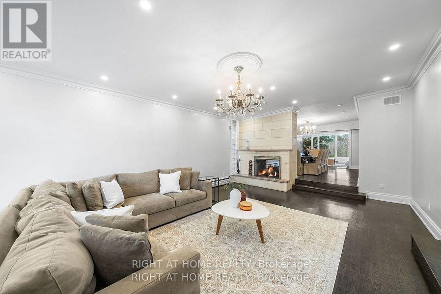 












40 HEATHVIEW AVENUE

,
Toronto (Bayview Village),




Ontario
M2K2C1

