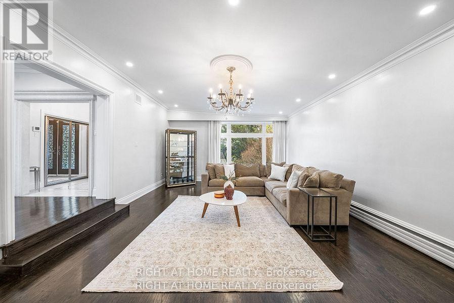 












40 HEATHVIEW AVENUE

,
Toronto (Bayview Village),




Ontario
M2K2C1

