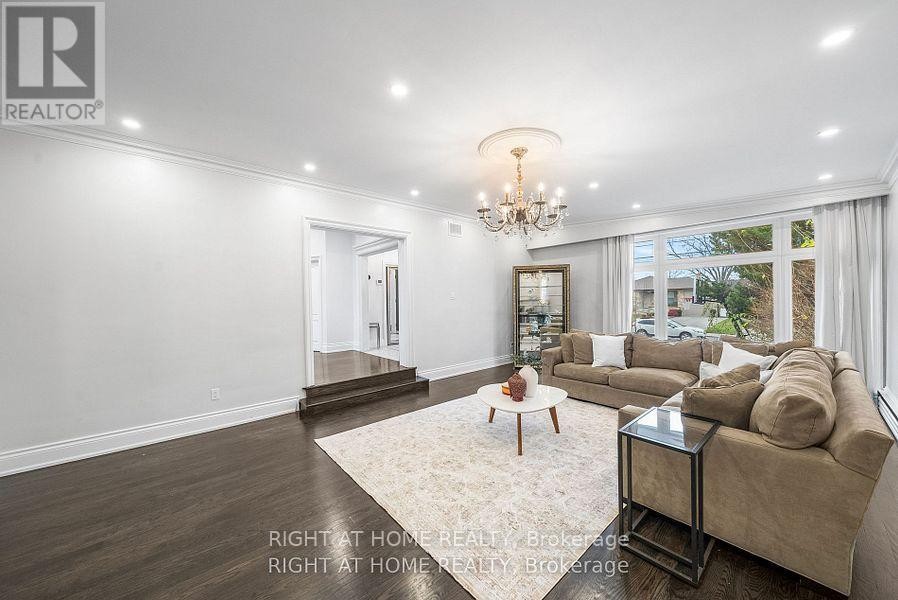 












40 HEATHVIEW AVENUE

,
Toronto (Bayview Village),




Ontario
M2K2C1

