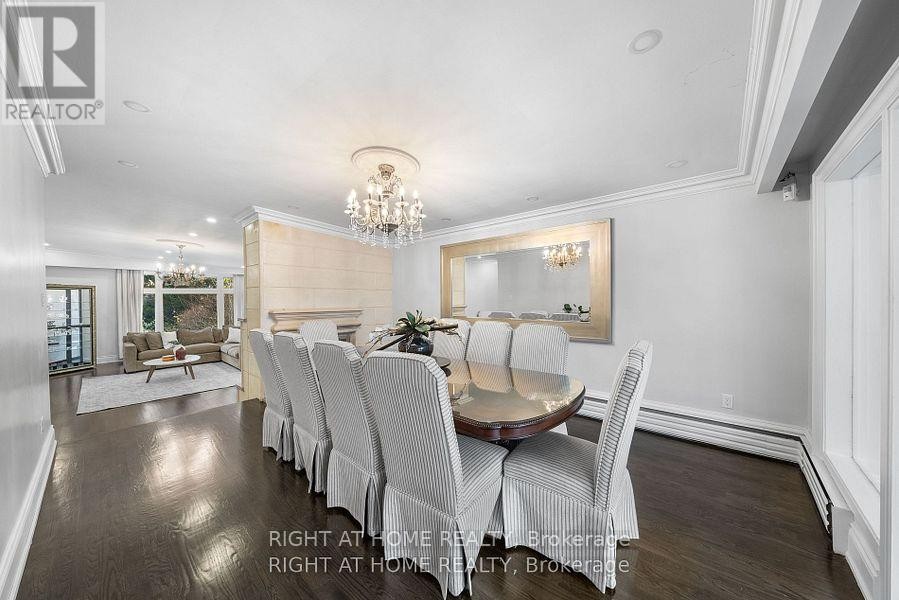 












40 HEATHVIEW AVENUE

,
Toronto (Bayview Village),




Ontario
M2K2C1

