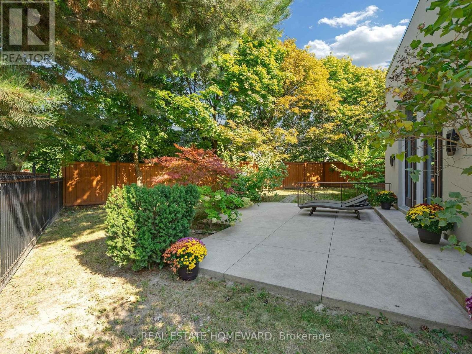 












128 LAURENTIDE DRIVE

,
Toronto (Parkwoods-Donalda),




Ontario
M3A3E5

