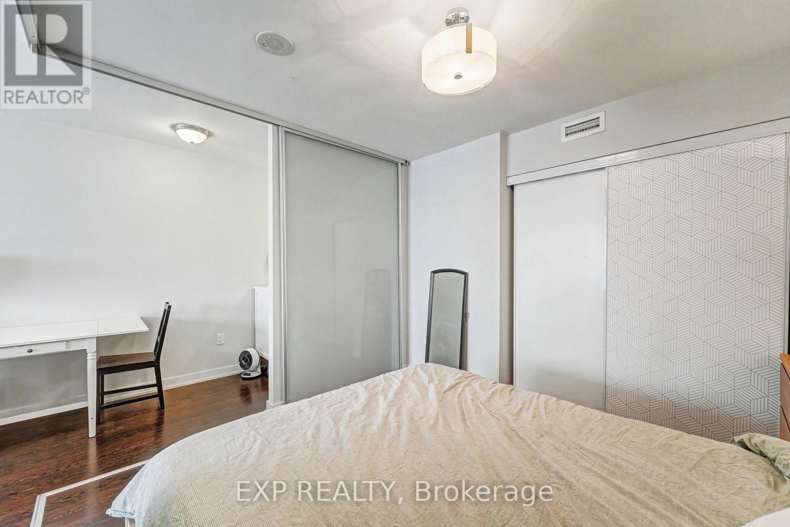 












1512 - 78 TECUMSETH STREET

,
Toronto (Niagara),




Ontario
M5V0A9

