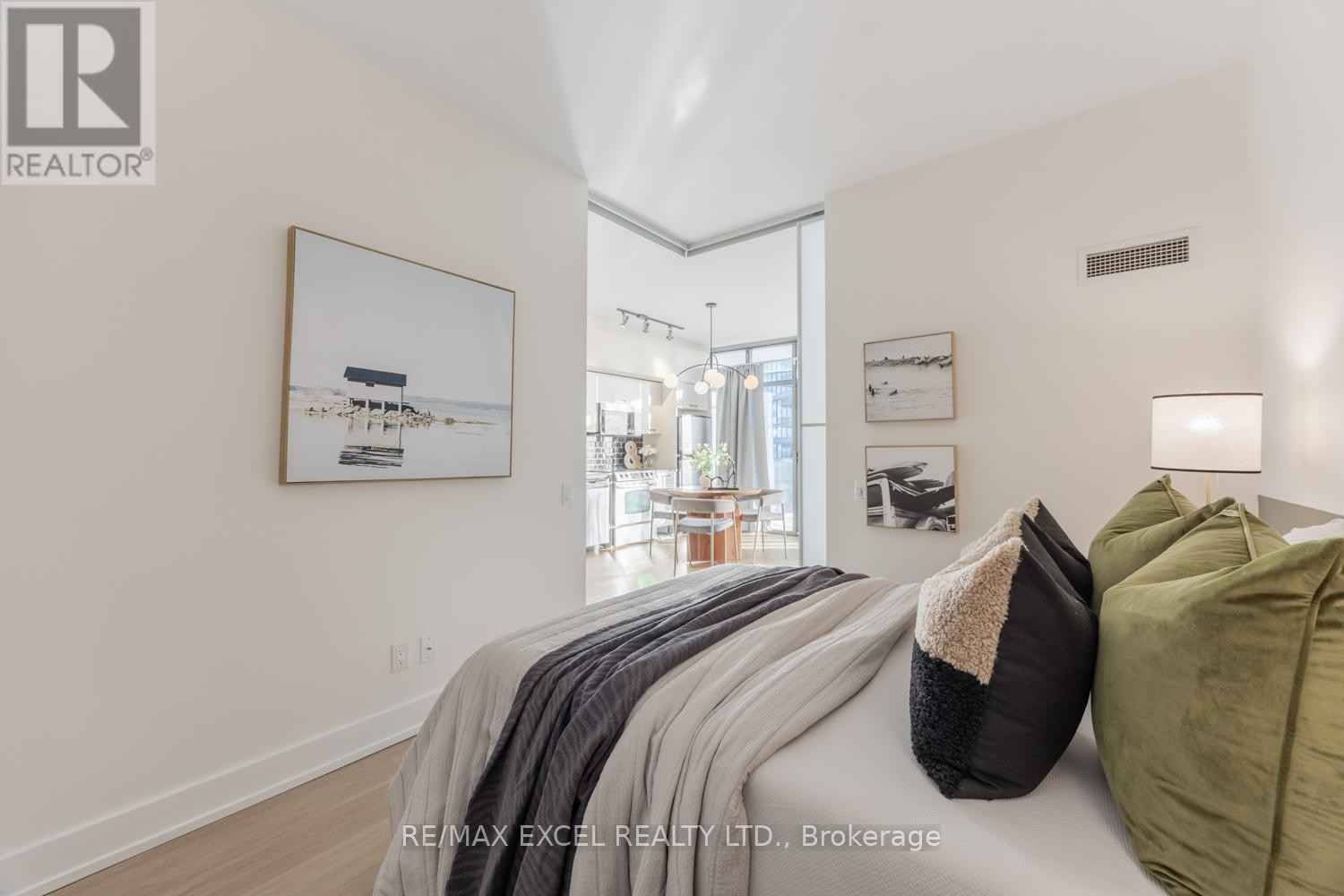 












3709 - 33 CHARLES STREET E

,
Toronto (Church-Yonge Corridor),




Ontario
M4Y1R9

