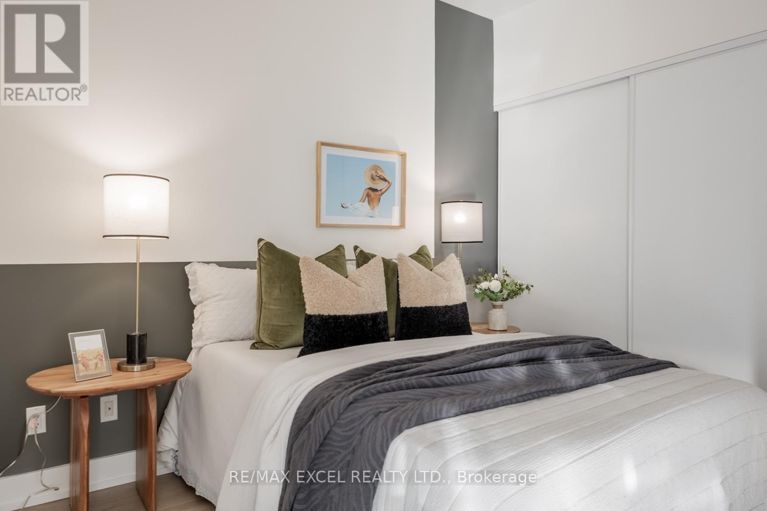 












3709 - 33 CHARLES STREET E

,
Toronto (Church-Yonge Corridor),




Ontario
M4Y1R9

