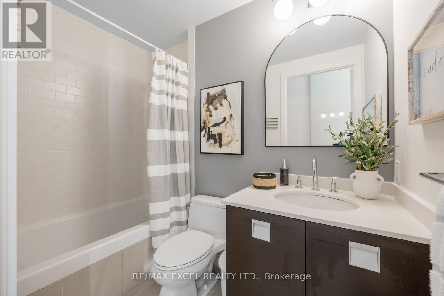 












3709 - 33 CHARLES STREET E

,
Toronto (Church-Yonge Corridor),




Ontario
M4Y1R9

