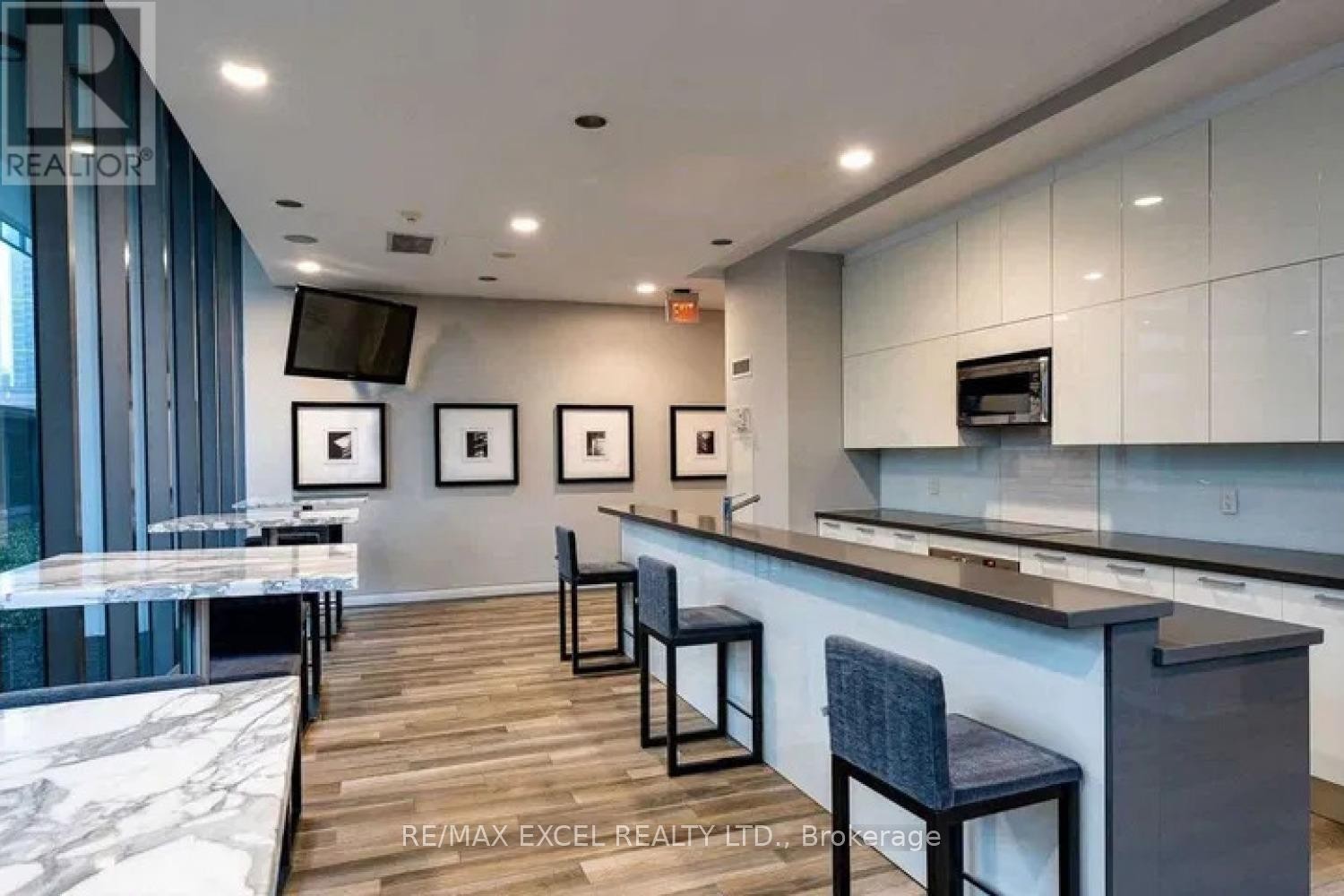 












3709 - 33 CHARLES STREET E

,
Toronto (Church-Yonge Corridor),




Ontario
M4Y1R9

