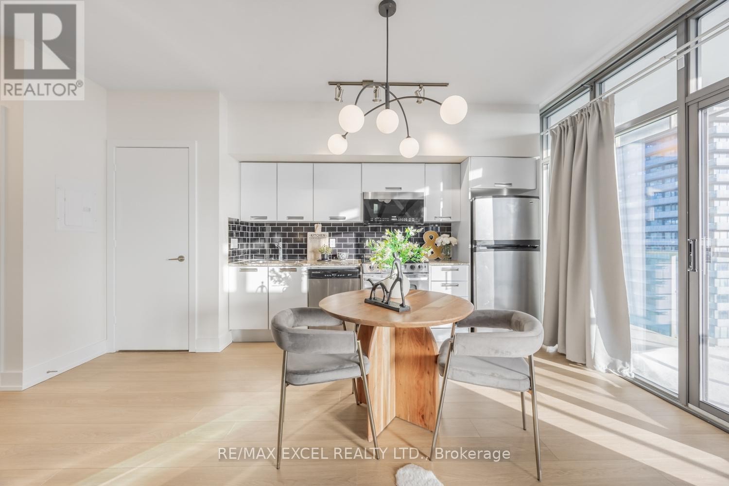 












3709 - 33 CHARLES STREET E

,
Toronto (Church-Yonge Corridor),




Ontario
M4Y1R9

