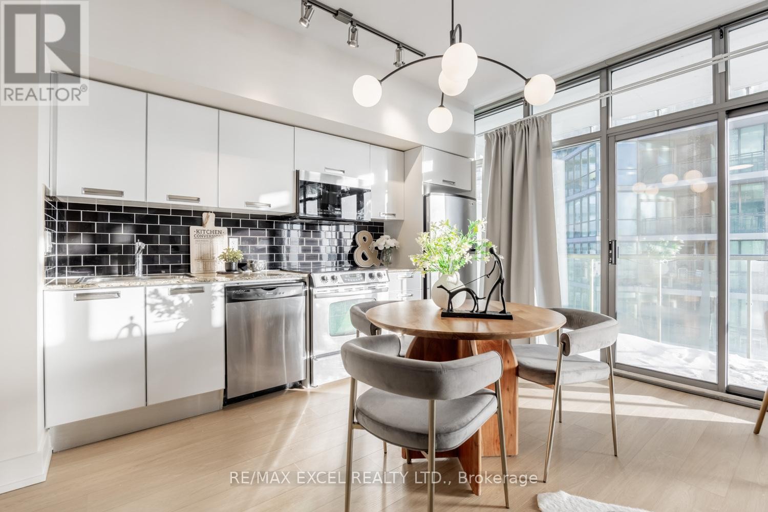 












3709 - 33 CHARLES STREET E

,
Toronto (Church-Yonge Corridor),




Ontario
M4Y1R9

