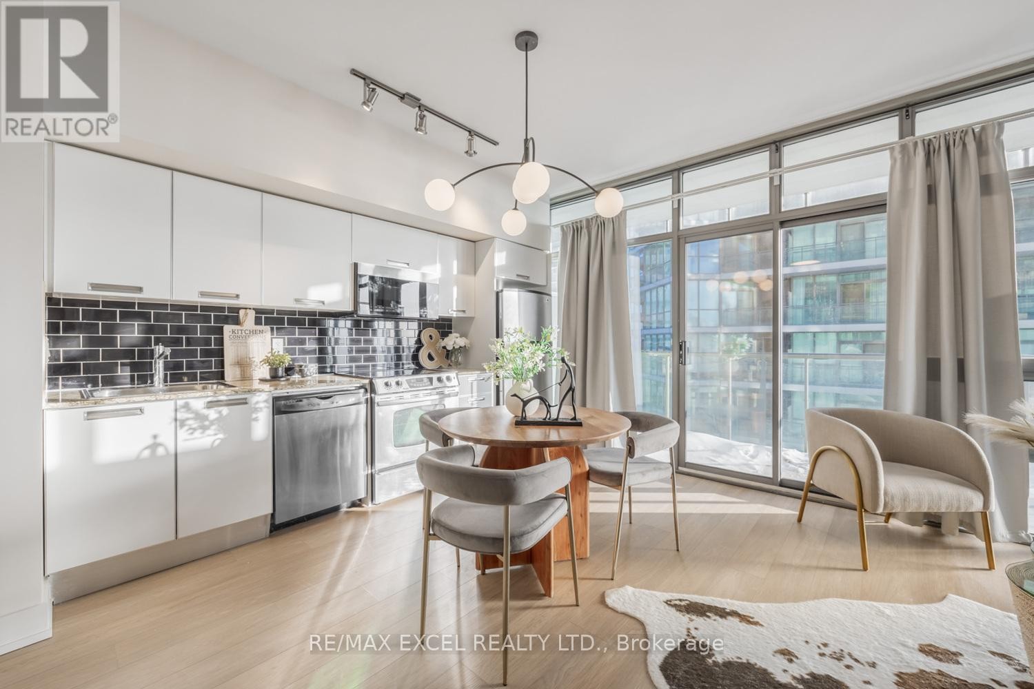 












3709 - 33 CHARLES STREET E

,
Toronto (Church-Yonge Corridor),




Ontario
M4Y1R9

