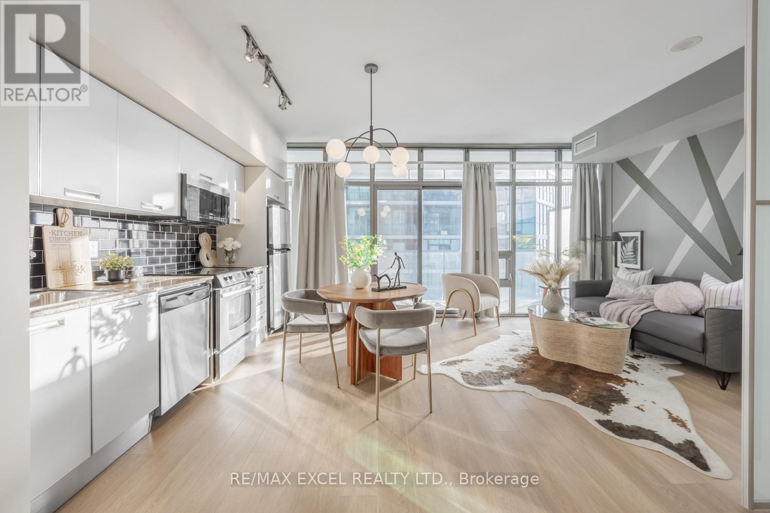 












3709 - 33 CHARLES STREET E

,
Toronto (Church-Yonge Corridor),




Ontario
M4Y1R9

