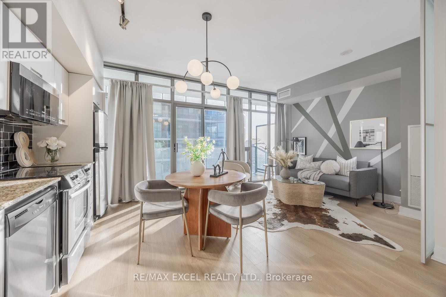 












3709 - 33 CHARLES STREET E

,
Toronto (Church-Yonge Corridor),




Ontario
M4Y1R9

