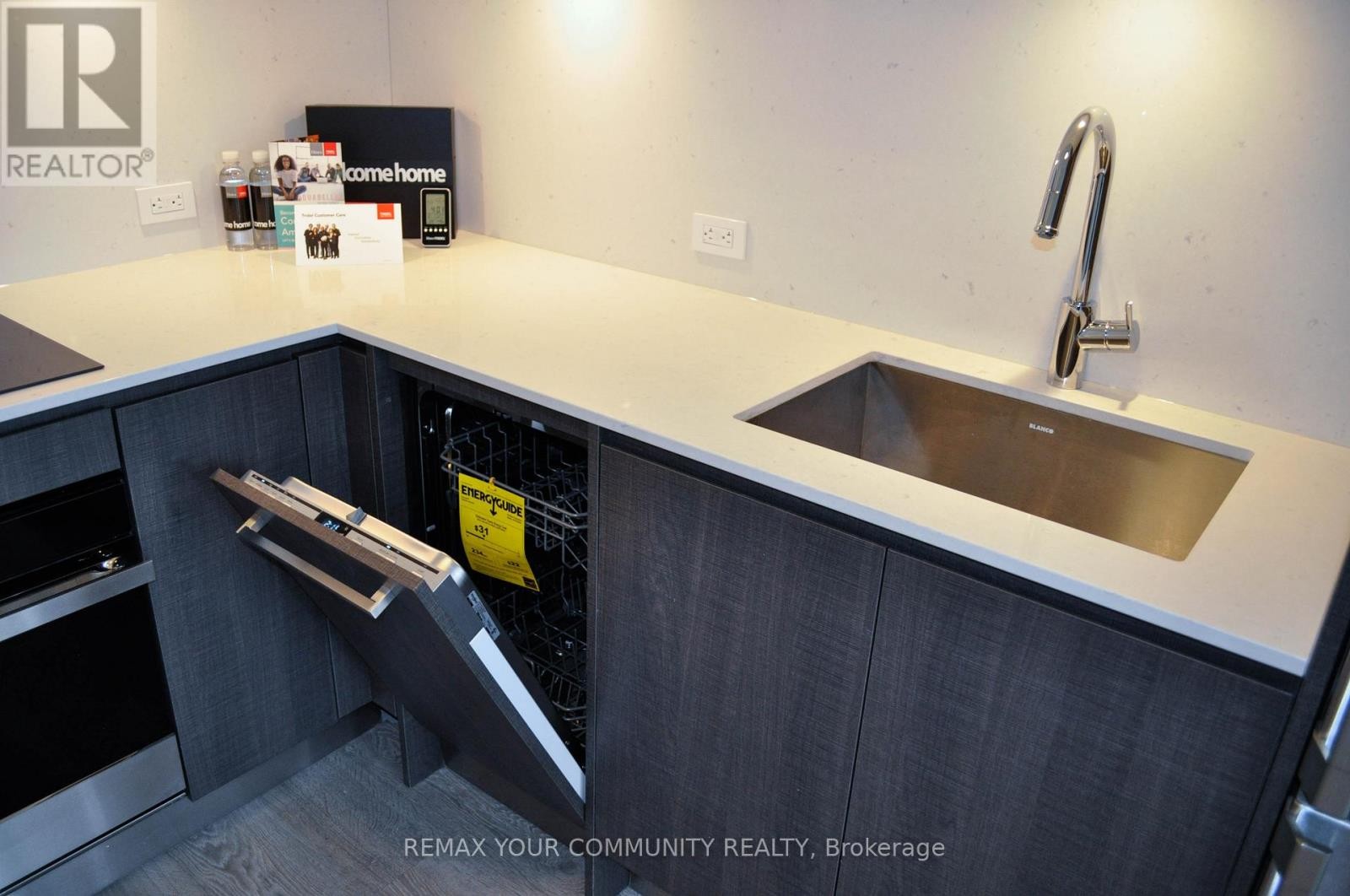 












812 - 118 MERCHANTS' WHARF

,
Toronto (Waterfront Communities),




Ontario
M5A0L3

