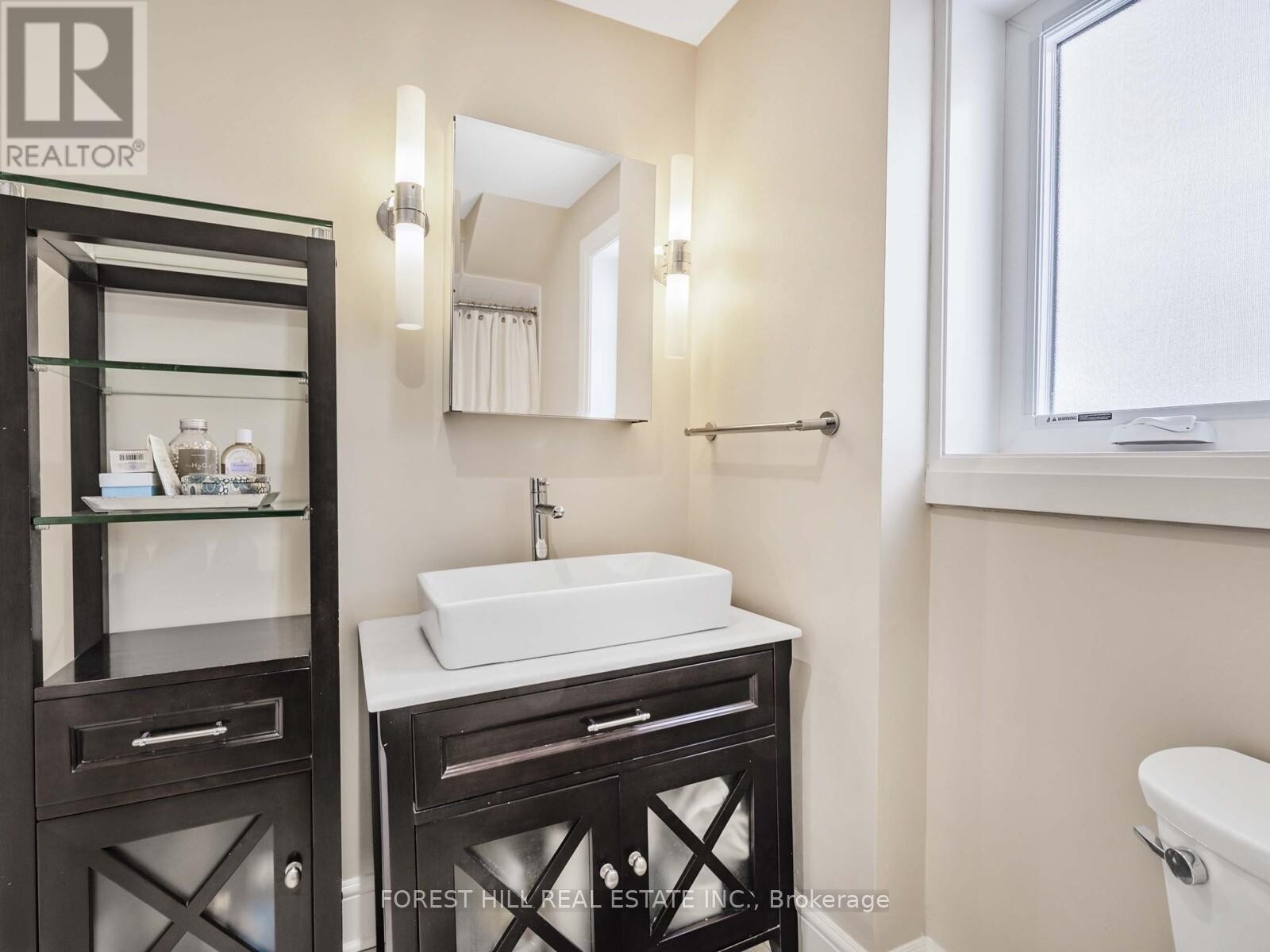 












183 WYCHWOOD AVENUE

,
Toronto (Humewood-Cedarvale),




Ontario
M6C2T4

