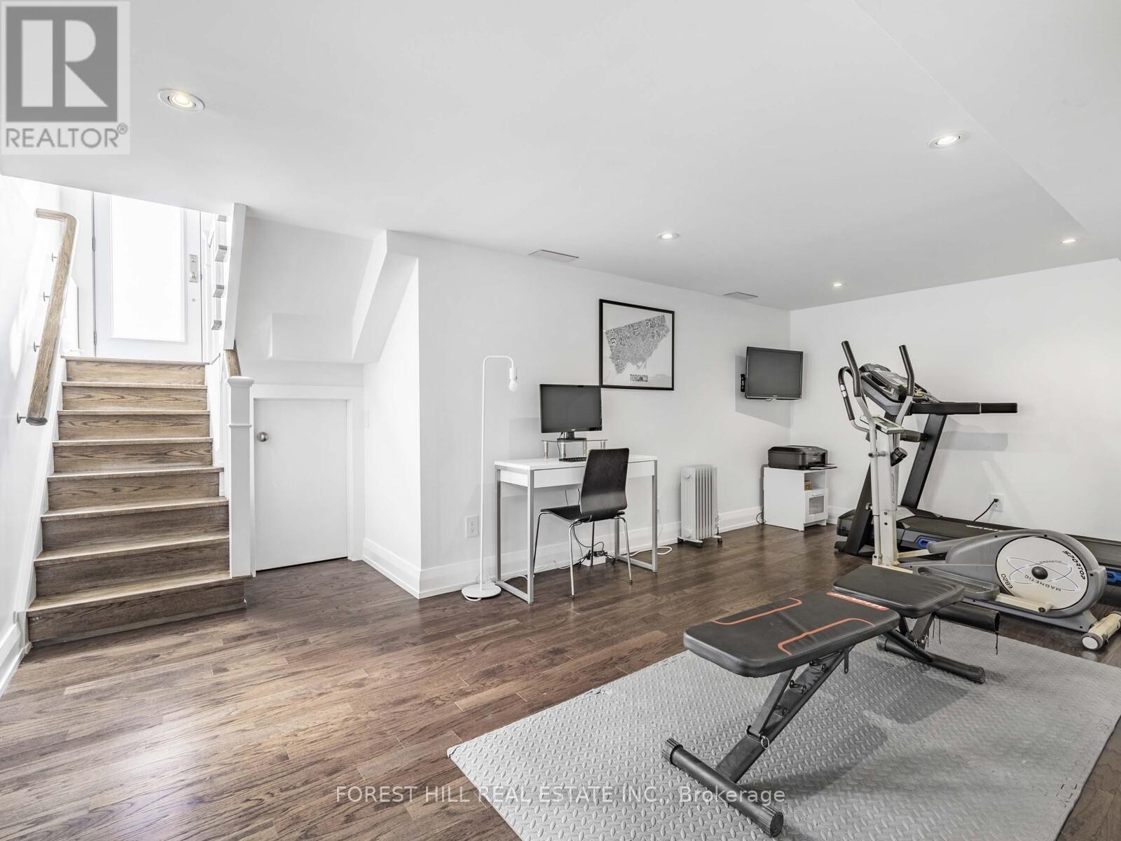 












183 WYCHWOOD AVENUE

,
Toronto (Humewood-Cedarvale),




Ontario
M6C2T4

