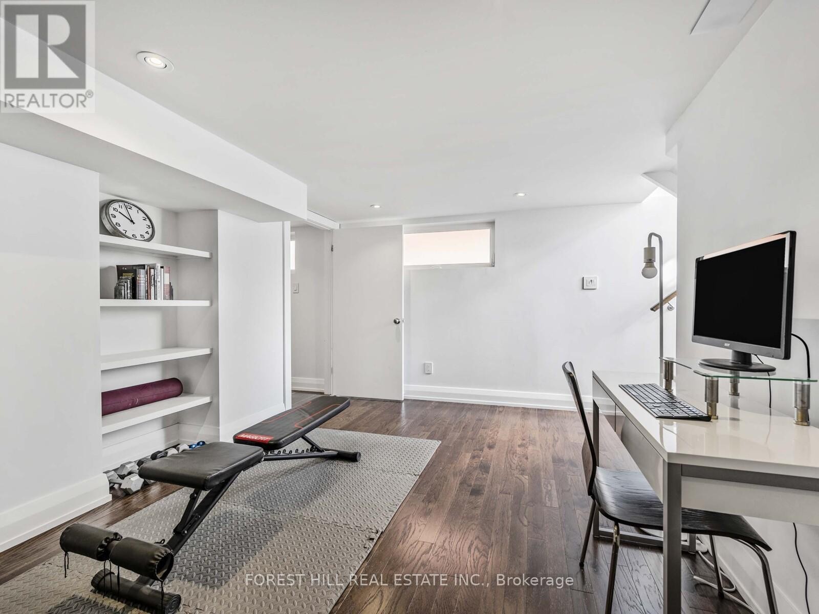 












183 WYCHWOOD AVENUE

,
Toronto (Humewood-Cedarvale),




Ontario
M6C2T4

