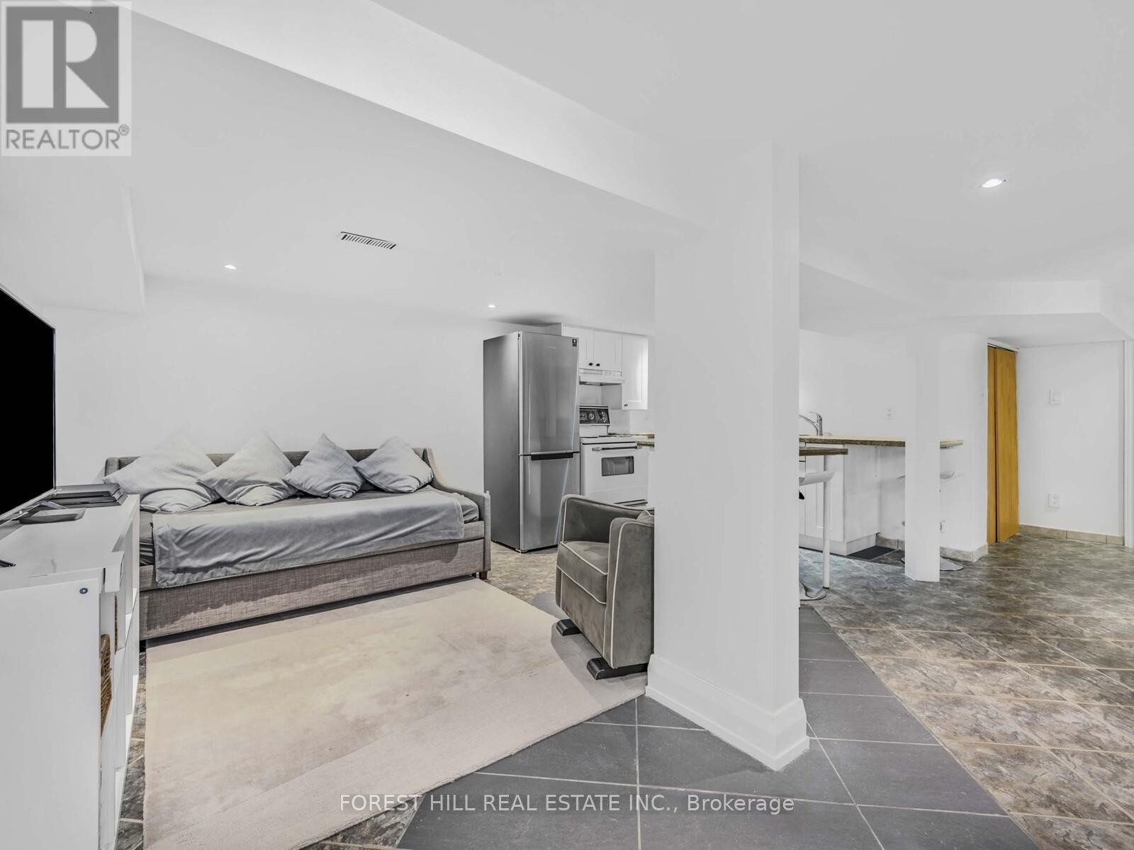 












183 WYCHWOOD AVENUE

,
Toronto (Humewood-Cedarvale),




Ontario
M6C2T4

