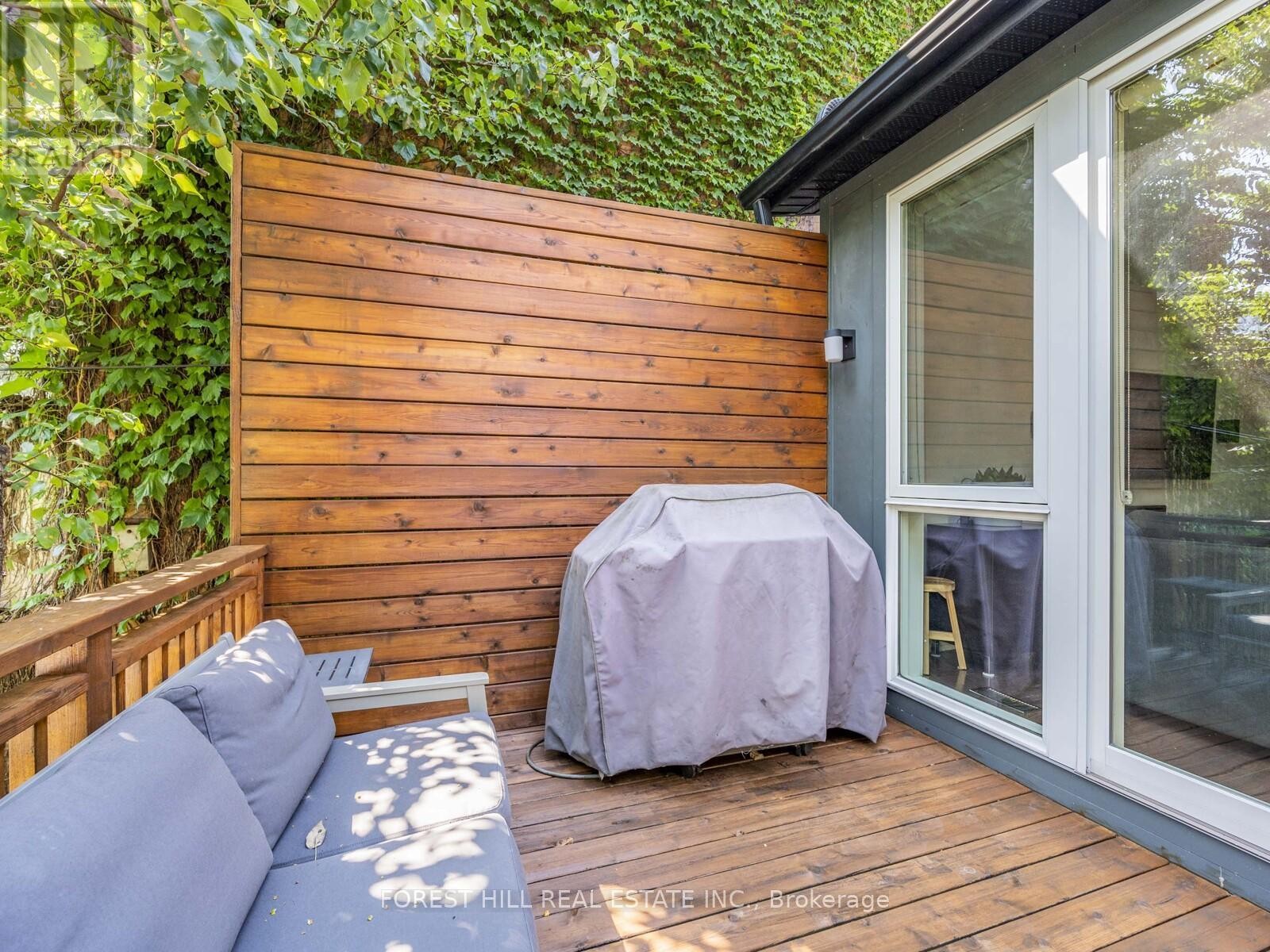 












183 WYCHWOOD AVENUE

,
Toronto (Humewood-Cedarvale),




Ontario
M6C2T4

