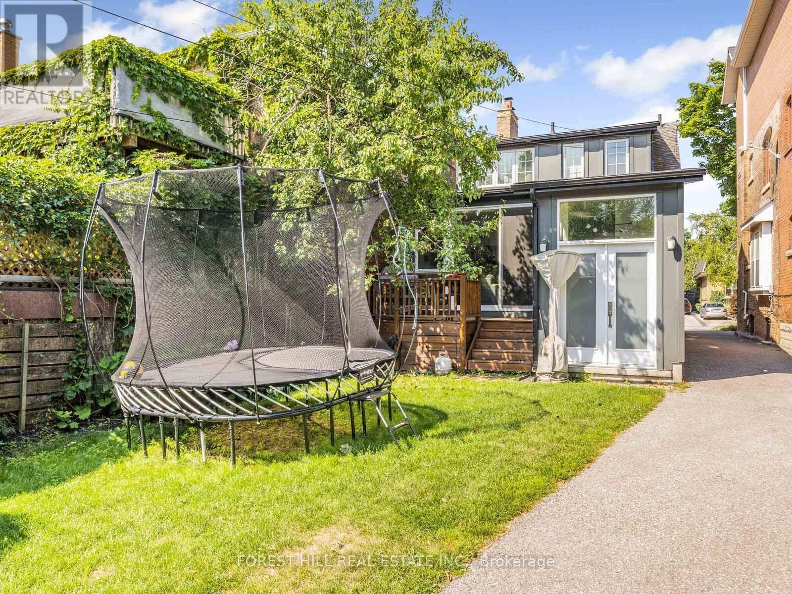 












183 WYCHWOOD AVENUE

,
Toronto (Humewood-Cedarvale),




Ontario
M6C2T4

