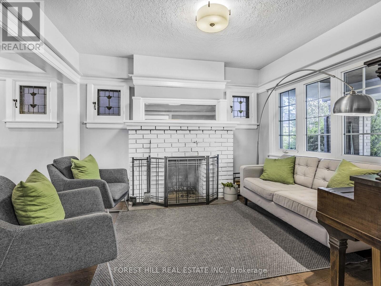 












183 WYCHWOOD AVENUE

,
Toronto (Humewood-Cedarvale),




Ontario
M6C2T4

