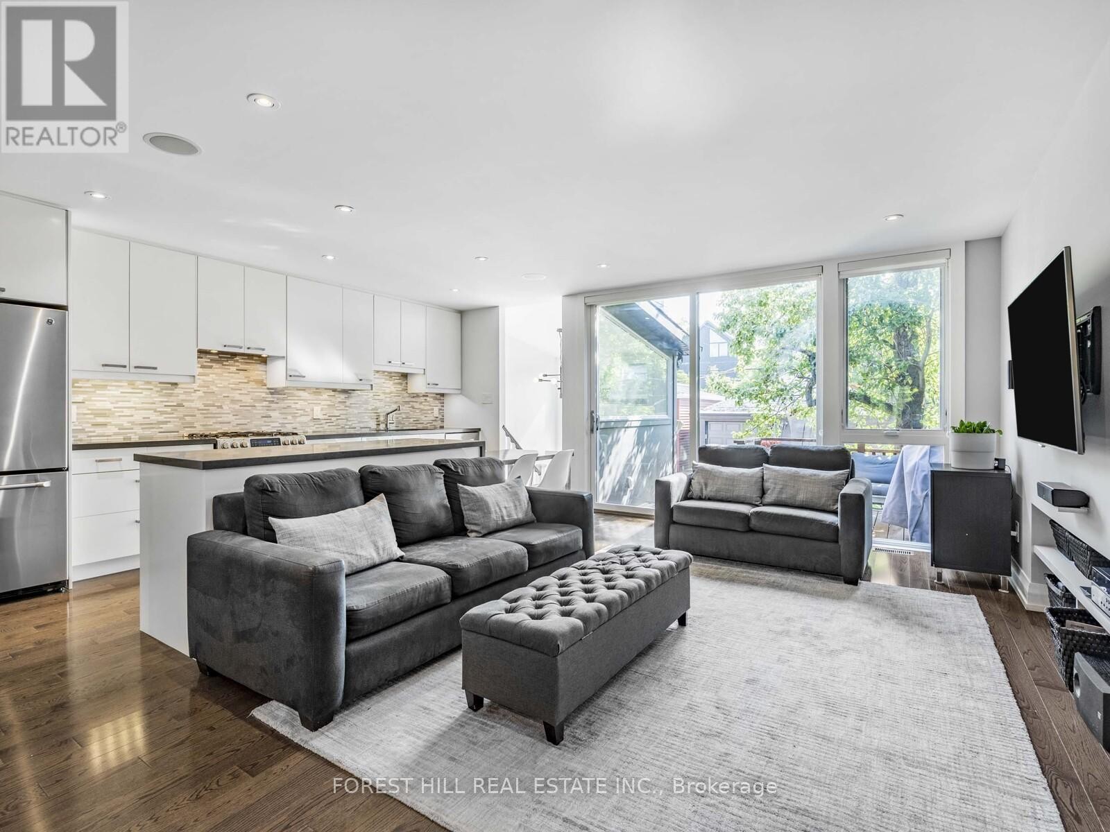 












183 WYCHWOOD AVENUE

,
Toronto (Humewood-Cedarvale),




Ontario
M6C2T4

