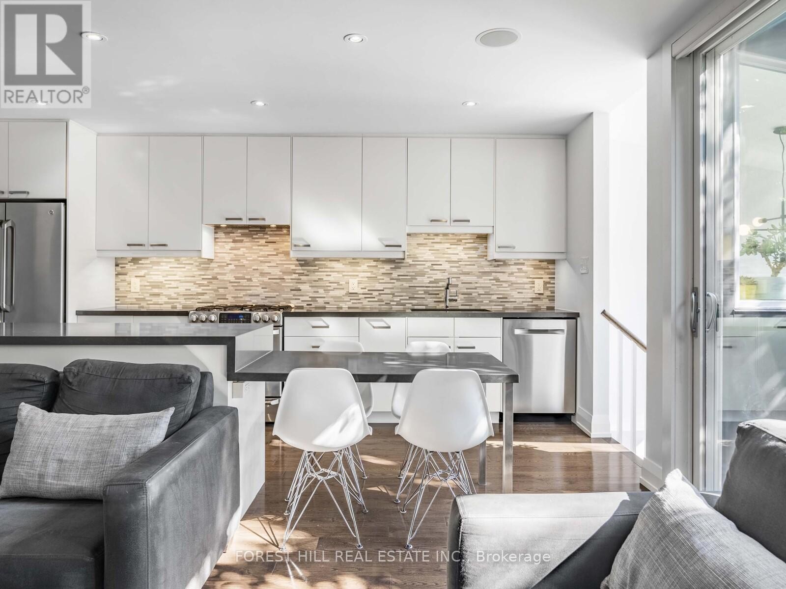 












183 WYCHWOOD AVENUE

,
Toronto (Humewood-Cedarvale),




Ontario
M6C2T4

