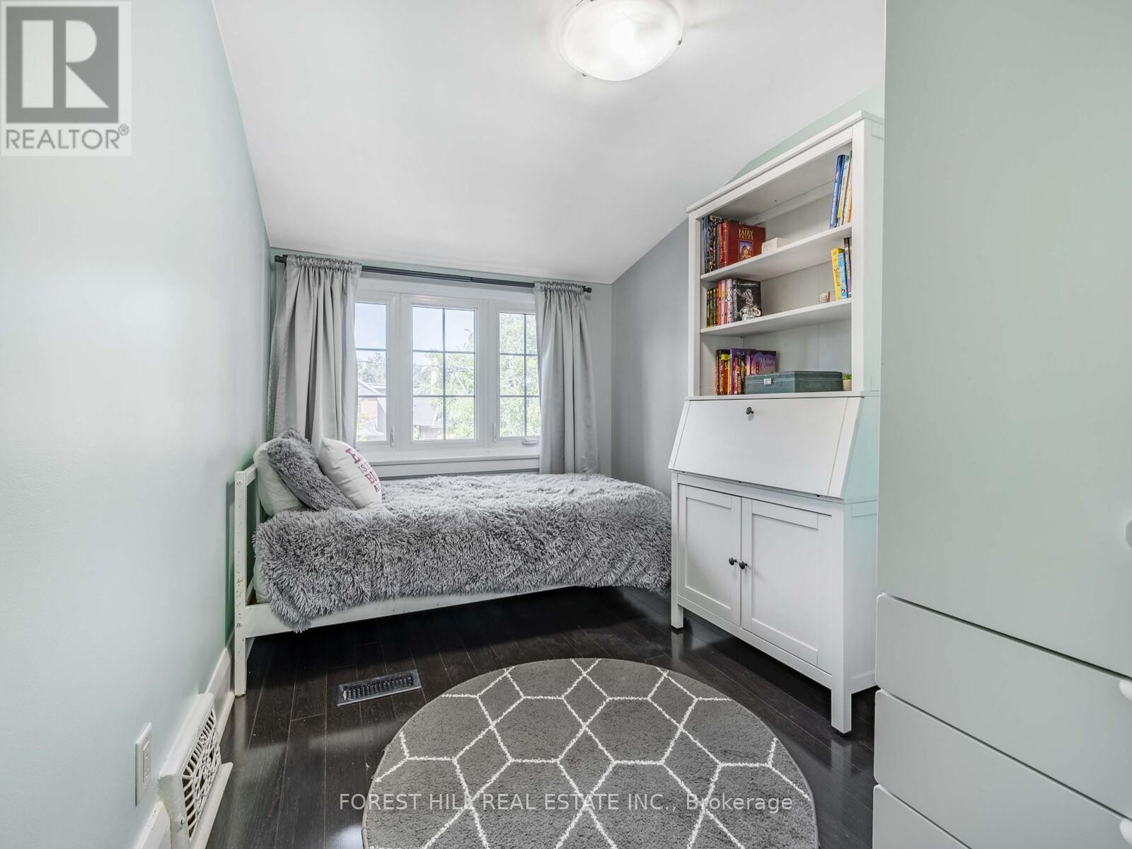 












183 WYCHWOOD AVENUE

,
Toronto (Humewood-Cedarvale),




Ontario
M6C2T4

