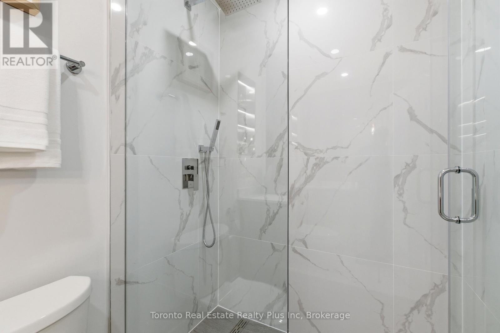 












3 BLITHFIELD AVENUE

,
Toronto (Bayview Village),




Ontario
M2K1X9

