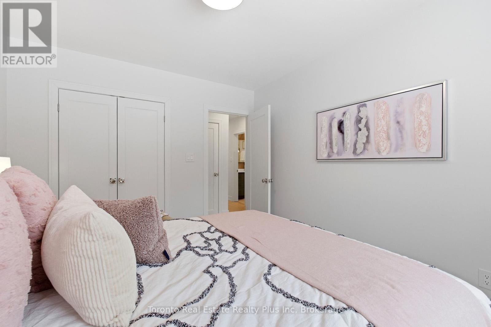 












3 BLITHFIELD AVENUE

,
Toronto (Bayview Village),




Ontario
M2K1X9

