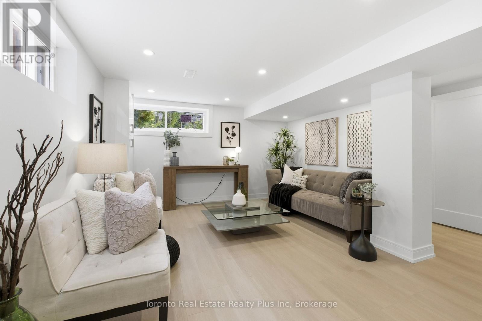 












3 BLITHFIELD AVENUE

,
Toronto (Bayview Village),




Ontario
M2K1X9

