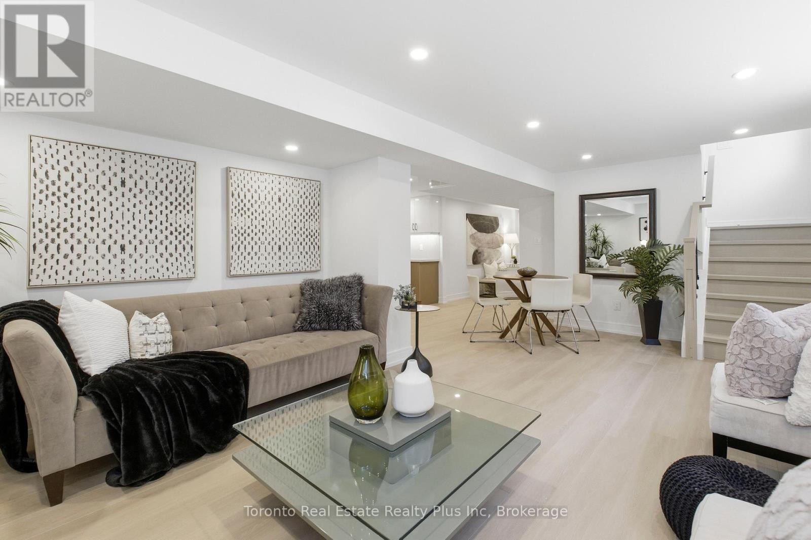 












3 BLITHFIELD AVENUE

,
Toronto (Bayview Village),




Ontario
M2K1X9

