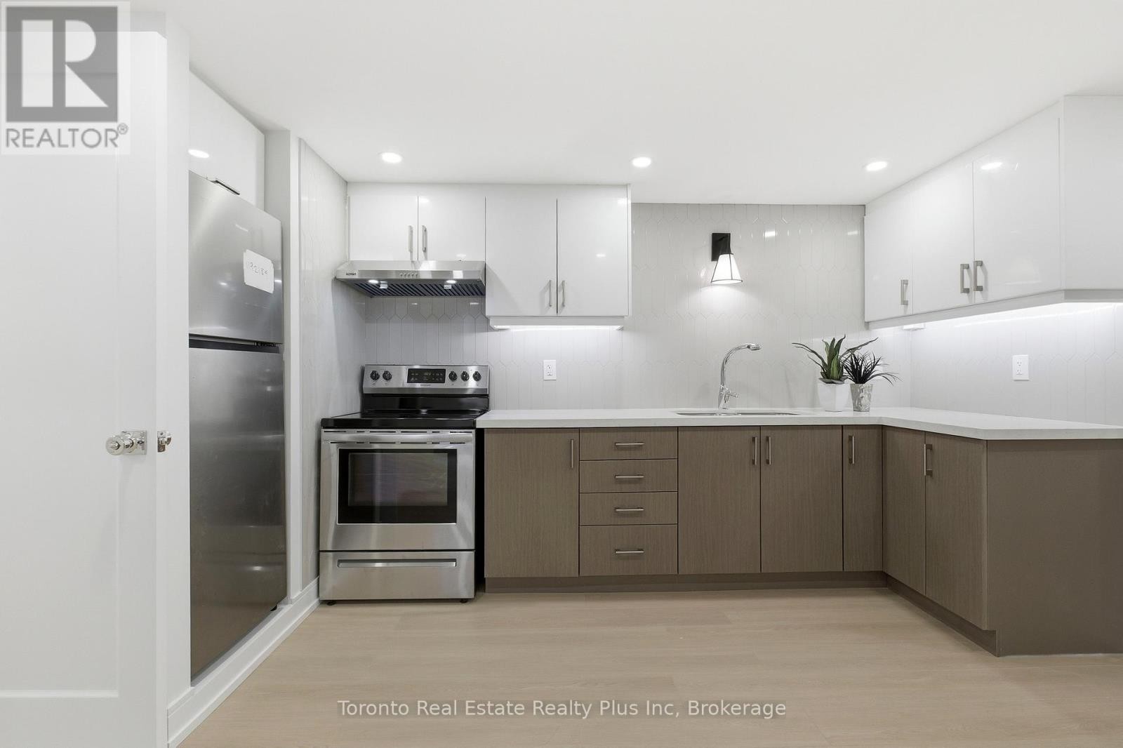 












3 BLITHFIELD AVENUE

,
Toronto (Bayview Village),




Ontario
M2K1X9

