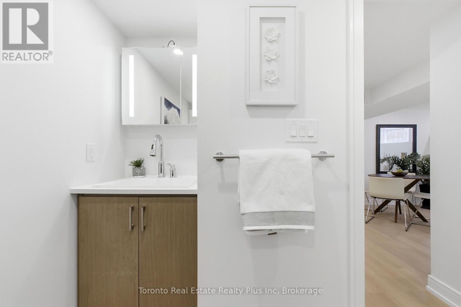 












3 BLITHFIELD AVENUE

,
Toronto (Bayview Village),




Ontario
M2K1X9

