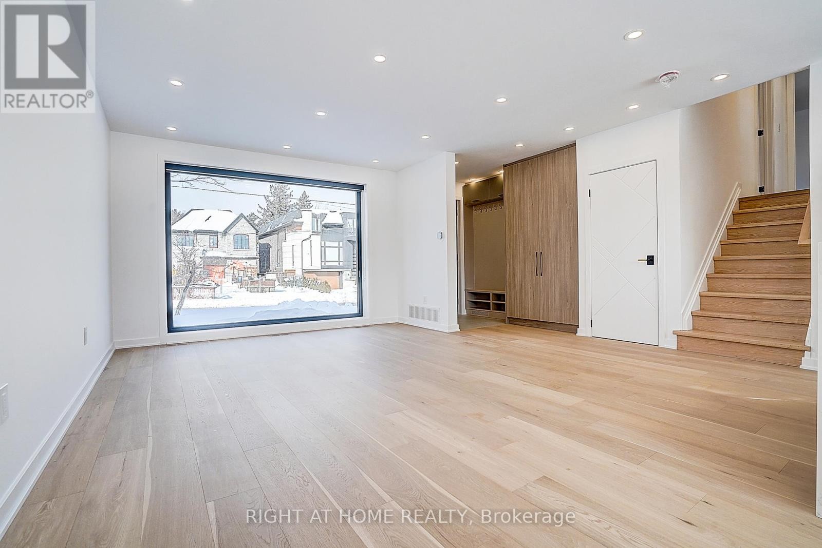 












215 CHURCHILL AVENUE

,
Toronto (Willowdale West),




Ontario
M2R1E2

