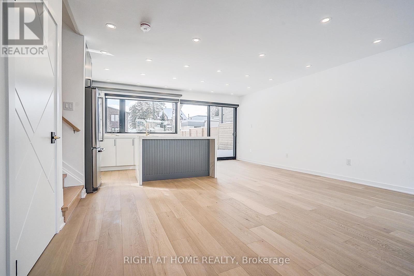 












215 CHURCHILL AVENUE

,
Toronto (Willowdale West),




Ontario
M2R1E2

