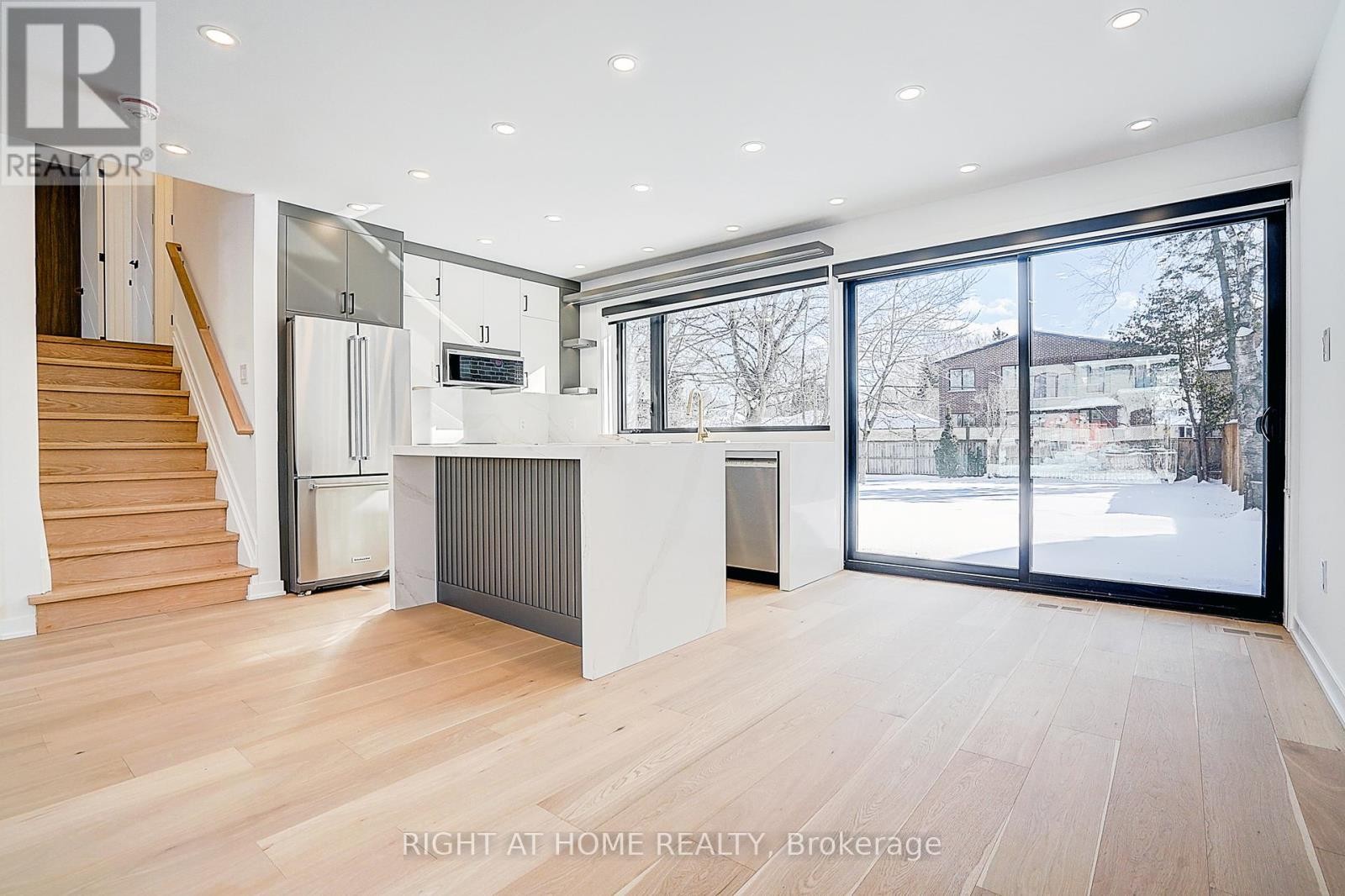 












215 CHURCHILL AVENUE

,
Toronto (Willowdale West),




Ontario
M2R1E2

