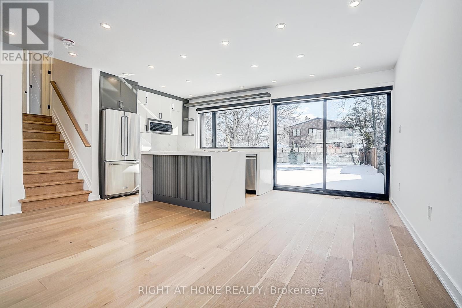 












215 CHURCHILL AVENUE

,
Toronto (Willowdale West),




Ontario
M2R1E2

