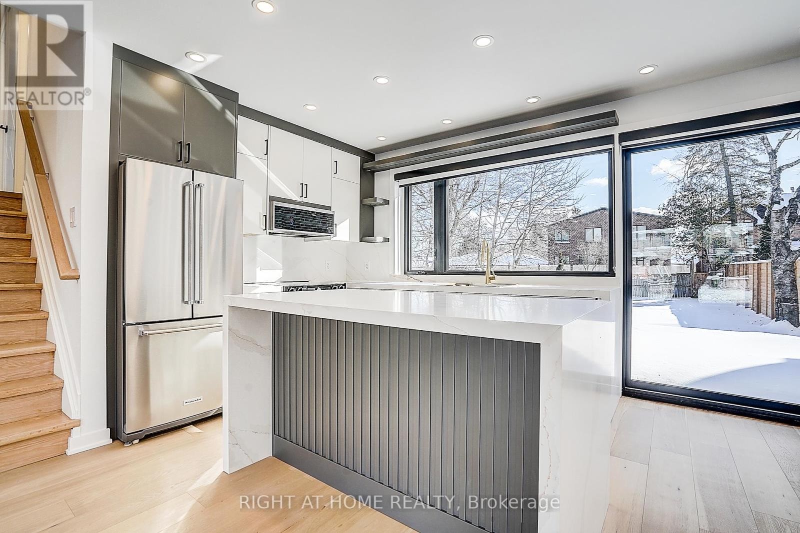 












215 CHURCHILL AVENUE

,
Toronto (Willowdale West),




Ontario
M2R1E2

